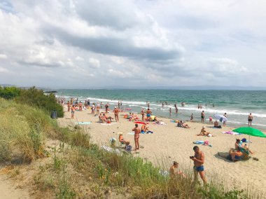 Pomorie, Bulgaristan - 12 Haziran 2019: Sahilde Dinlenen Ler.