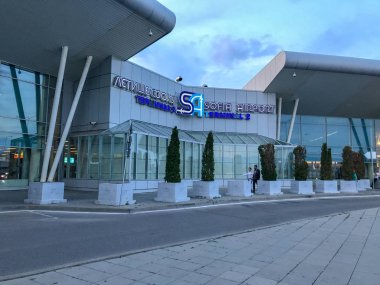 Sofya, Bulgaristan - 09 Haziran 2019: Sofya Havaalanı'nın dış cephesi. 