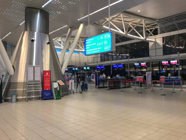 Sofya, Bulgaristan - 09 Haziran 2019: Sofya Havaalanı Terminal 2'de yürüyen yolcular. 