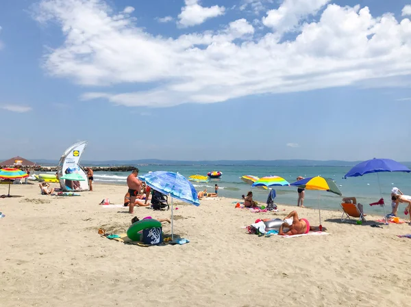 Pomorie Bulgária Junho 2019 Pessoas Que Relaxam Praia — Fotografia de Stock