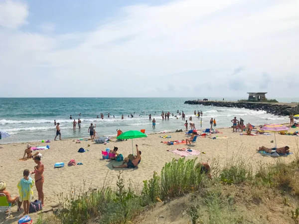 Pomorie Bulgarije Juni 2019 Mensen Ontspannen Het Strand — Stockfoto