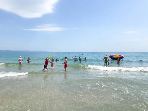 Pomorie Bulgarije Juni 2019 Mensen Ontspannen Het Strand — Stockfoto