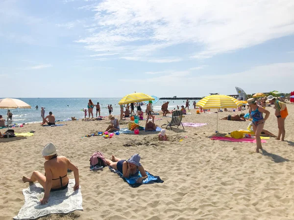 Pomorie Bulgária Junho 2019 Pessoas Que Relaxam Praia — Fotografia de Stock