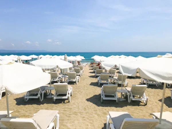 Vita Solstolar Och Parasoller Stranden Pomorie Bulgarien — Stockfoto