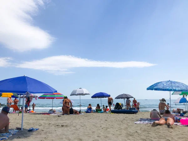 Pomorie Bulgária Junho 2019 Pessoas Que Relaxam Praia — Fotografia de Stock