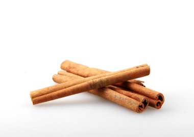 Tarçın çubukları beyaz arkaplanda izole
