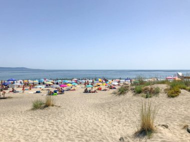 Pomorie, Bulgaristan - 03 Temmuz 2019: Sahilde Dinlenen Ler.