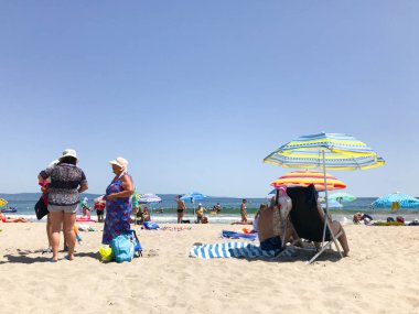 Pomorie, Bulgaristan - 03 Temmuz 2019: Sahilde Dinlenen Ler.
