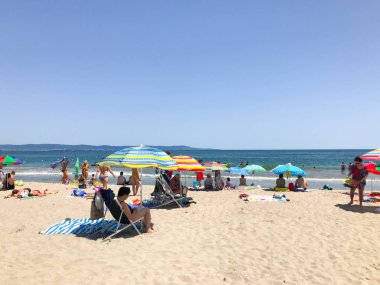 Pomorie, Bulgaristan - 03 Temmuz 2019: Sahilde Dinlenen Ler.