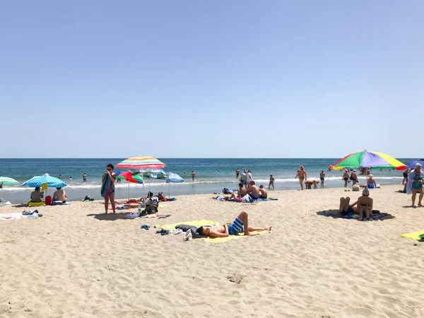 Pomorie Bulgaria Julio 2019 Gente Relaja Playa —  Fotos de Stock