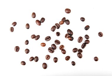 Kahve çekirdekleri beyaz üzerine izole