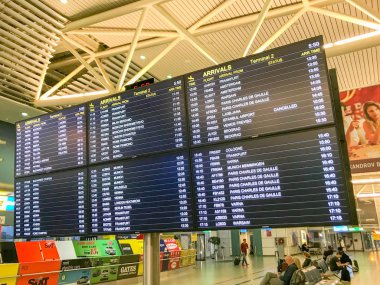 Sofya, Bulgaristan - 15 Temmuz 2019: Sofya Havaalanı Terminal 2'de yürüyen yolcular. 