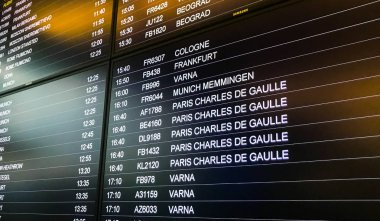 Sofya Havaalanı Varış Kalkış Kurulu'nun yakın çekimi, Bulgaristan.