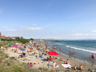 Pomorie, Bulgaristan - 13 Temmuz 2019: İnsanlar Sahilde Dinleniyor.
