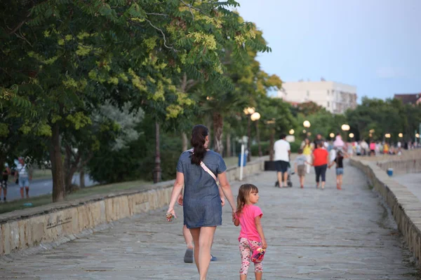 Pomorie Bulgarien Juli 2019 Folk Besöker Den Vackra Strandpromenaden Pomorie — Stockfoto