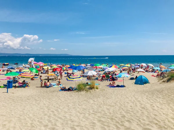 Pomorie Bulgaria Julio 2019 Gente Relaja Playa —  Fotos de Stock