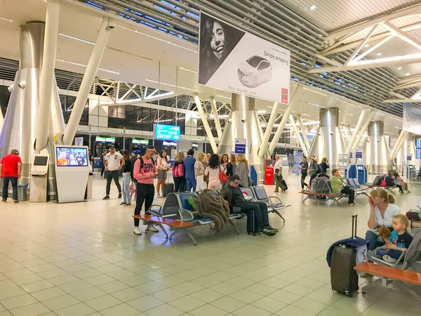 Sofía Bulgaria Julio 2019 Pasajeros Caminando Terminal Del Aeropuerto Sofía — Foto de Stock