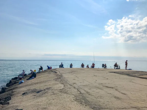 保加利亚波莫里 2019年7月16日 渔民在海城海岸后面捕捞新鲜鱼 — 图库照片