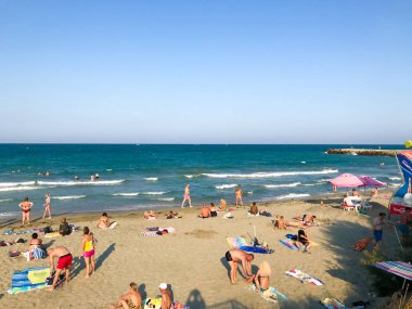 Pomorie, Bulgaristan - 01 Eylül 2019: Sahilde Dinlenen Ler.