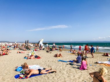Pomorie, Bulgaristan - 01 Eylül 2019: Sahilde Dinlenen Ler.