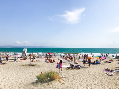Pomorie, Bulgaristan - 01 Eylül 2019: Sahilde Dinlenen Ler.