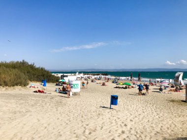 Pomorie, Bulgaristan - 01 Eylül 2019: Sahilde Dinlenen Ler.