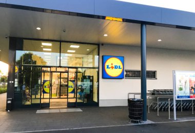 Pomorie, Bulgaristan - 01 Eylül 2019: Lidl Stiftung & Co. Kg, Neckarsulm merkezli bir Alman Küresel İndirimsüpermarket Zinciridir,.