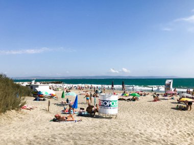 Pomorie, Bulgaristan - 01 Eylül 2019: Sahilde Dinlenen Ler.