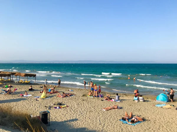 Pomorie, Bulgaristan - 01 Eylül 2019: Sahilde Dinlenen Ler.