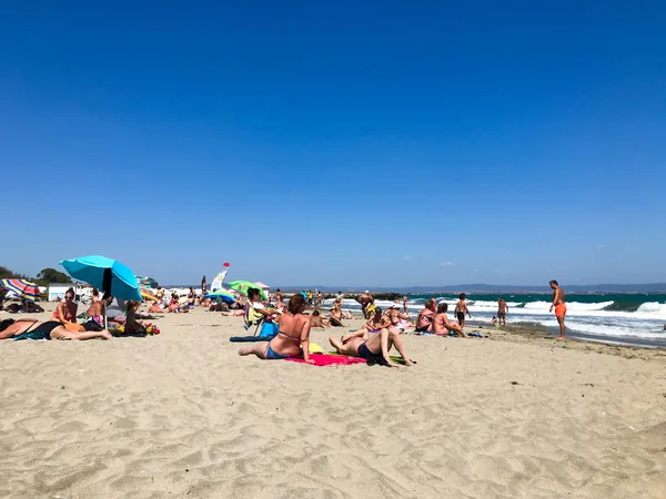 Pomorie Bulgaria Settembre 2019 Persone Che Rilassano Sulla Spiaggia — Foto Stock