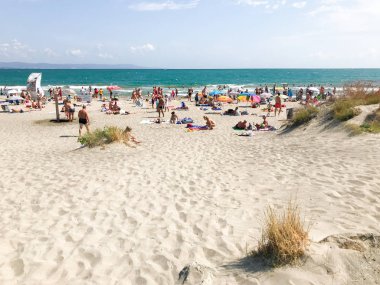 Pomorie, Bulgaristan - 01 Eylül 2019: Sahilde Dinlenen Ler.