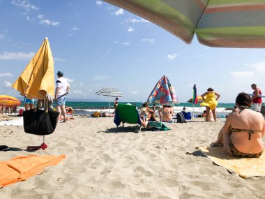 Pomorie, Bulgaristan - 01 Eylül 2019: Sahilde Dinlenen Ler.