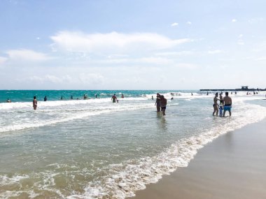 Pomorie, Bulgaristan - 01 Eylül 2019: Sahilde Dinlenen Ler.