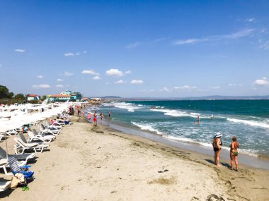 Pomorie, Bulgaristan - 01 Eylül 2019: Sahilde Dinlenen Ler.