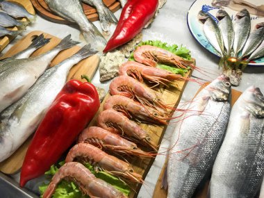 Taze balık ve deniz ürünleri balık pazarında satışa maruz