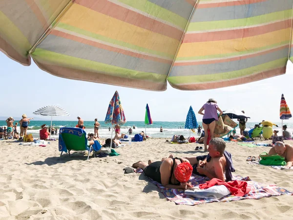 Pomorie Bulgarie Septembre 2019 Les Gens Relaxent Sur Plage — Photo