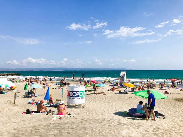 Pomorie Bulgarije September 2019 Mensen Ontspannen Het Strand — Stockfoto