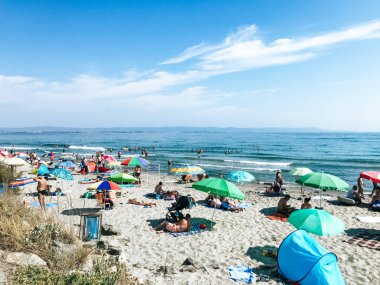 Pomorie, Bulgaristan - 03 Eylül 2019: Sahilde Dinlenen Ler.