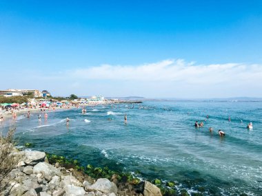 Pomorie, Bulgaristan - 03 Eylül 2019: Sahilde Dinlenen Ler.