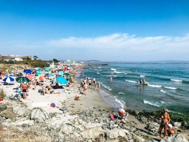 Pomorie, Bulgaristan - 03 Eylül 2019: Sahilde Dinlenen Ler.