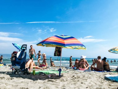 Pomorie, Bulgaristan - 03 Eylül 2019: Sahilde Dinlenen Ler.