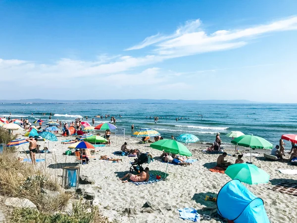 Pomorie Bulgária Setembro 2019 Pessoas Relaxando Praia — Fotografia de Stock