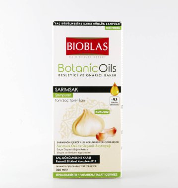 Pomorie, Bulgaristan - 06 Eylül 2019: Bioblas Sarımsak Şampuanı - 360 ml, Organik Yağ ile Saç Dökülmesi Şampuanı.