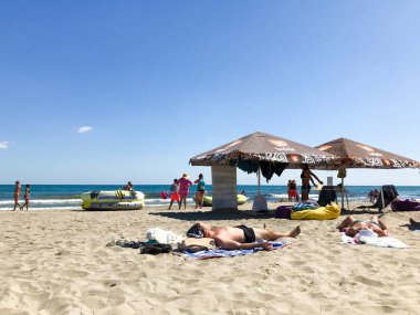 Pomorie, Bulgaristan - 06 Eylül 2019: Sahilde Dinlenen Ler.