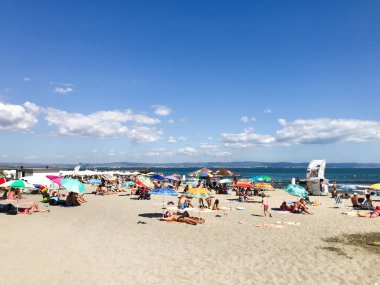 Pomorie, Bulgaristan - 06 Eylül 2019: Sahilde Dinlenen Ler.