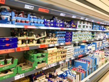 Pomorie, Bulgaristan - 06 Eylül 2019: Inside A Lidl Store. Lidl Stiftung & Co. Kg, Neckarsulm, Almanya merkezli bir Alman Küresel İndirimsüpermarket Zinciridir.