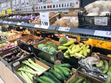 Pomorie, Bulgaristan - 06 Eylül 2019: Süpermarkette Taze Sebzeler.