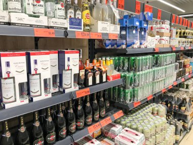 Pomorie, Bulgaristan - 06 Eylül 2019: İçki Dükkanında Düzenlenmiş Şişeler.