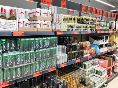 Pomorie, Bulgaristan - 06 Eylül 2019: İçki Dükkanında Düzenlenmiş Şişeler.