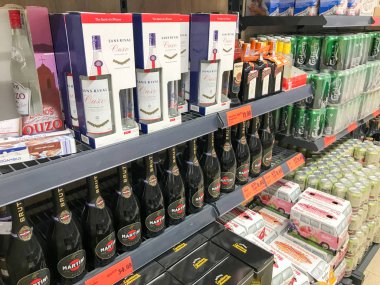 Pomorie, Bulgaristan - 06 Eylül 2019: İçki Dükkanında Düzenlenmiş Şişeler.